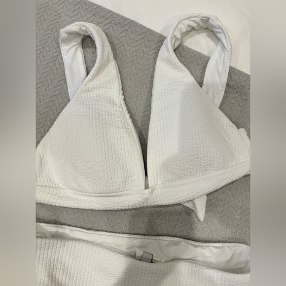 NWOT 🎁 BECCA White Textured Bikini Set - Picture 4 of 9